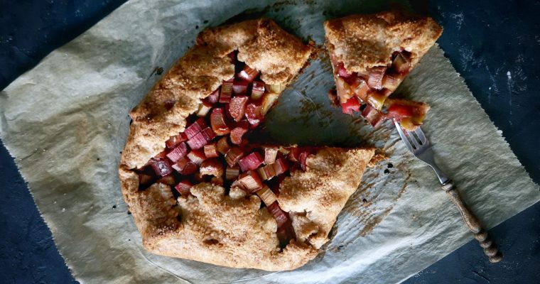 Tarta rustykalna na zakwasie z rabarbarem